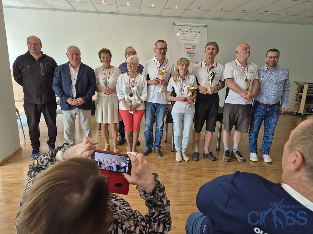 grupa osób z pucharami