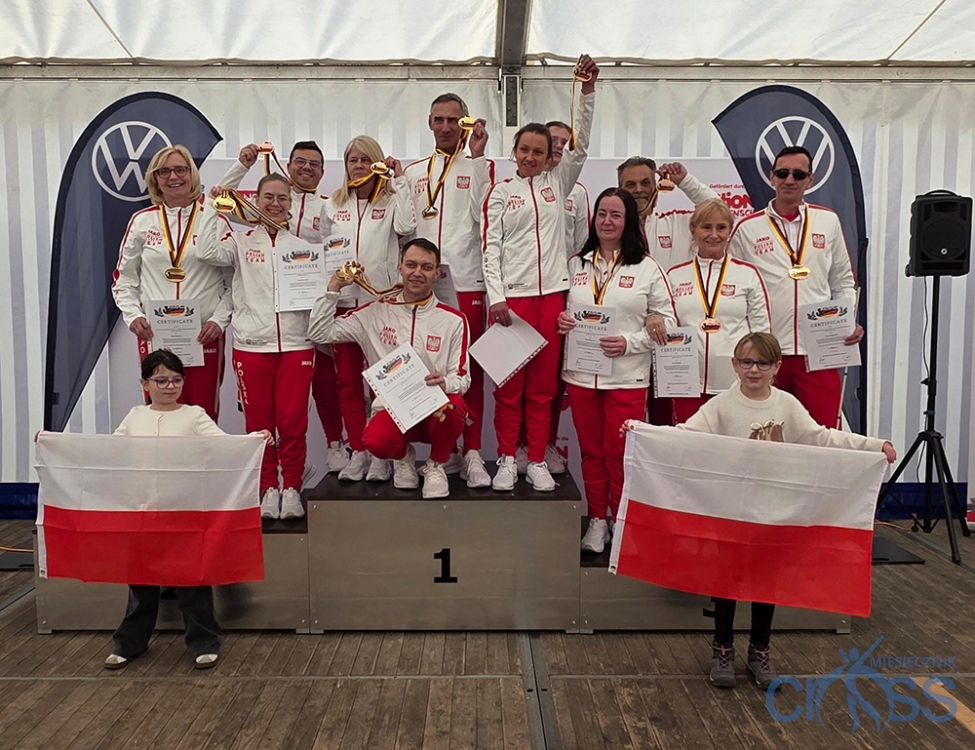 grupa osób z pucharami i medalami