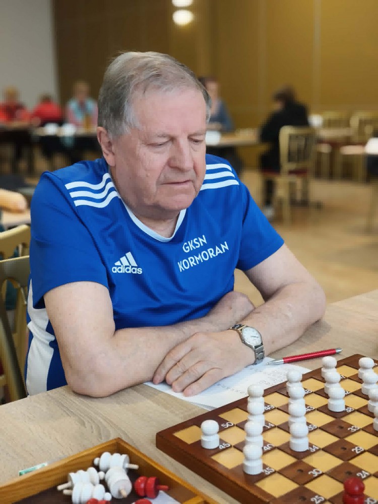 mężczyzna w trakcie gry w warcaby