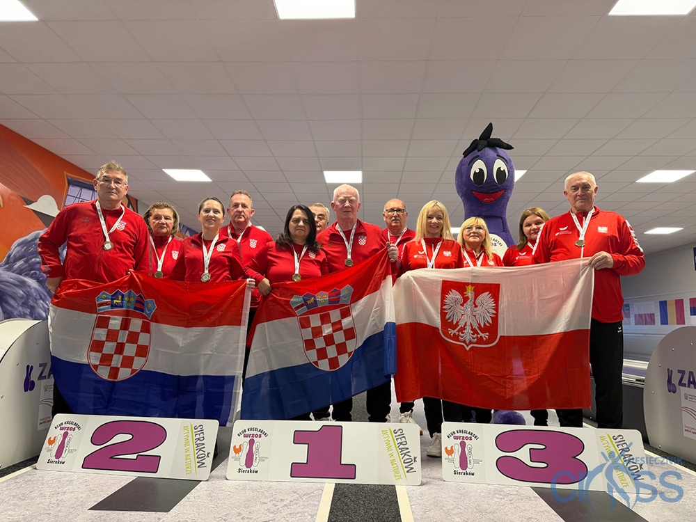 grupa osób z flagami
