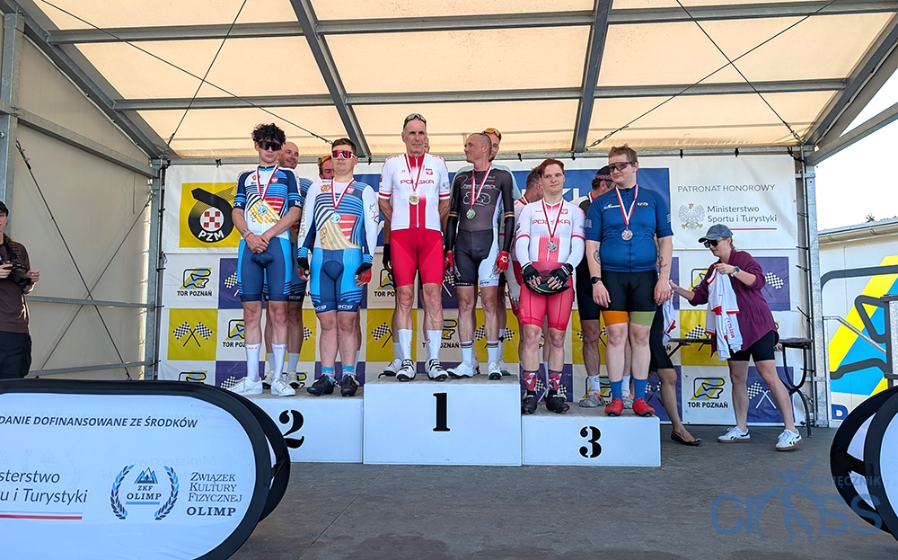 grupa osób na podium