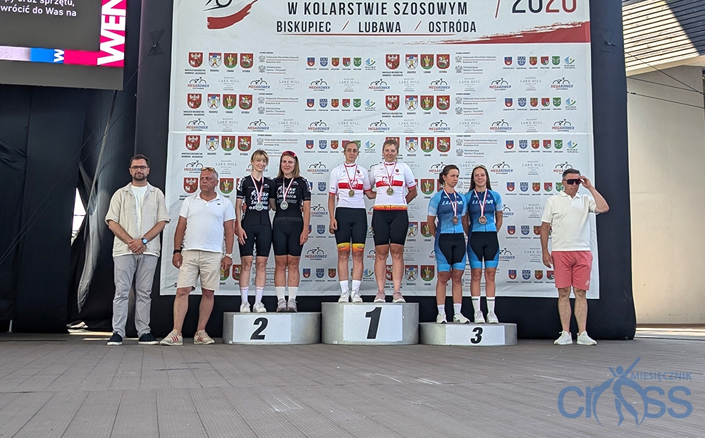 grupa osób na podium