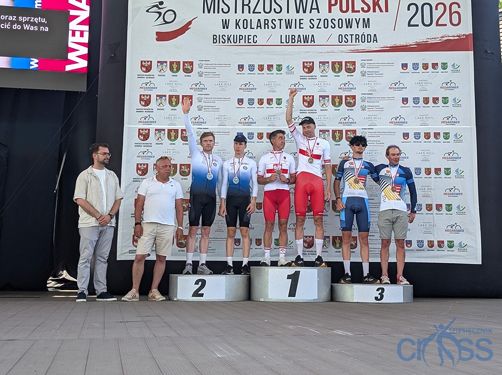 grupa osób na podium