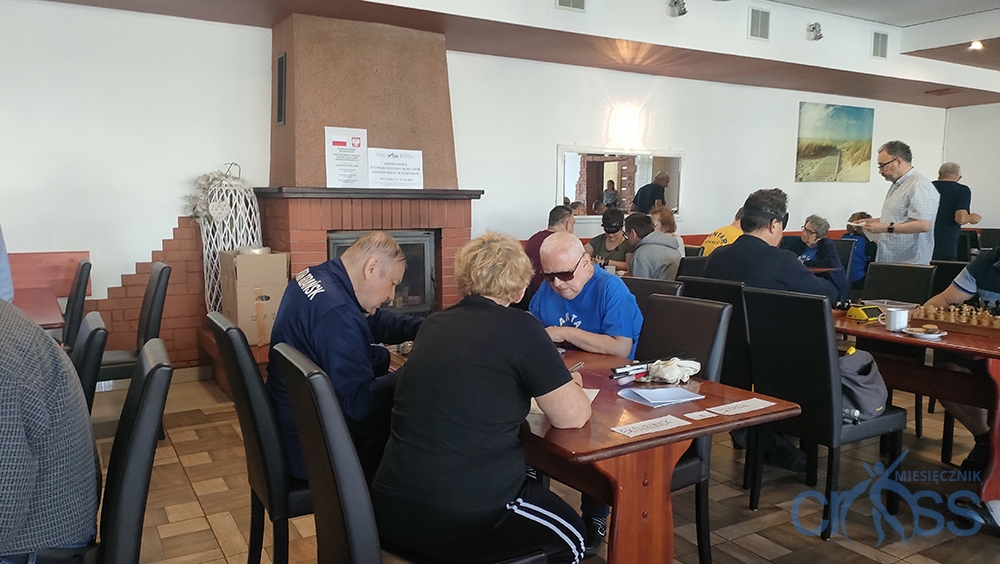 grupa osób na sali gry
