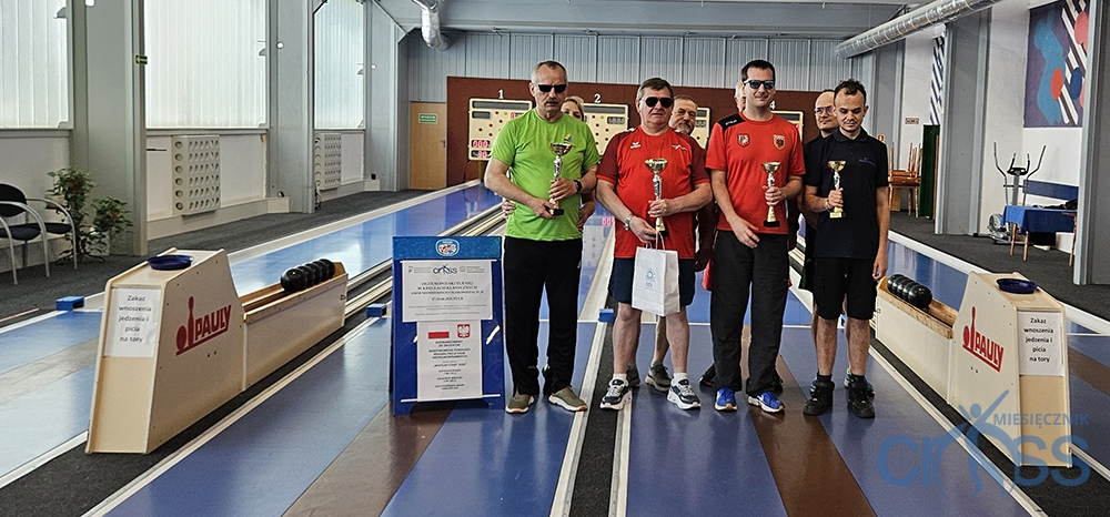grupa osób z pucharami