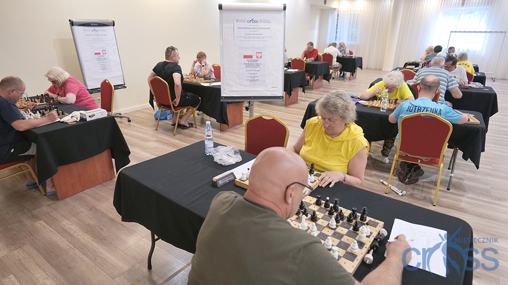 grupa osób na strzelnicy